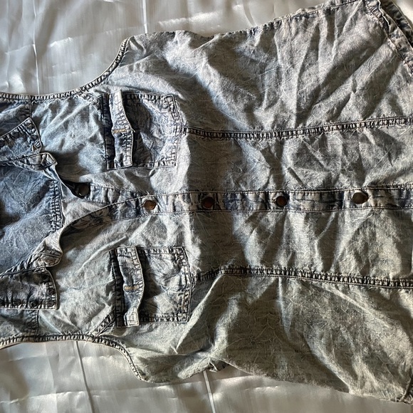 Collar studded sleeveless button down shirt with pockets - Picture 10 of 10